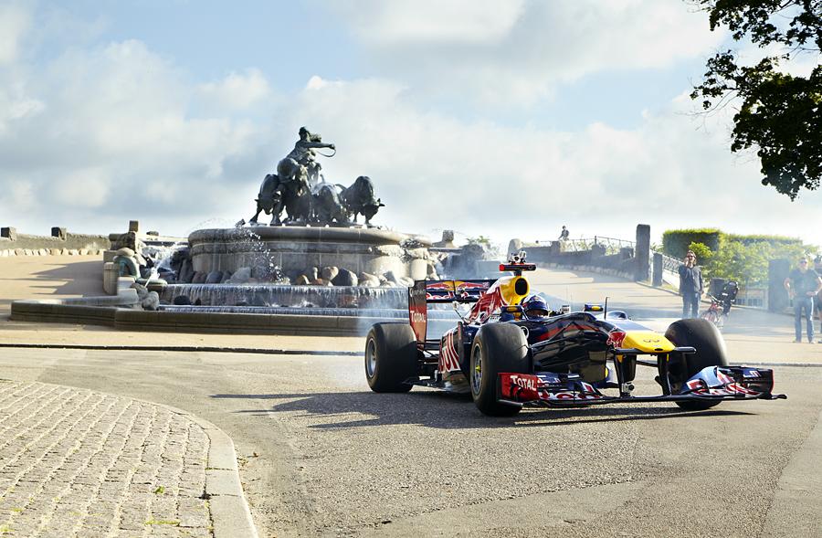 En rigtig formel 1 bil i de københavnske gader er et meget sjældent syn
(Foto: Redbull.dk)